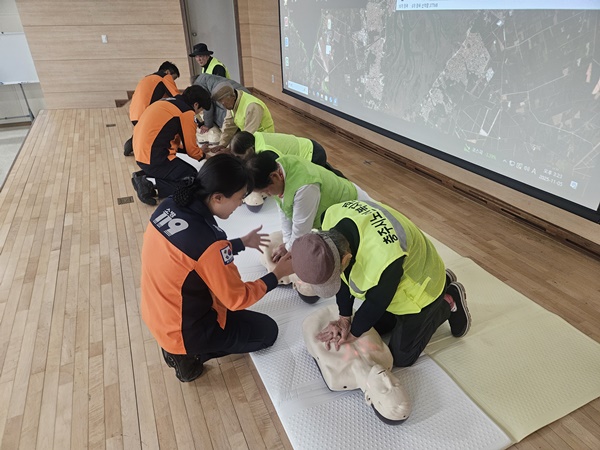 충주시노인복지관  노인일자리 참여자 안전교육 실시(노인 일자리 참여 어르신이 심폐소생술 교육을 받고 있다)